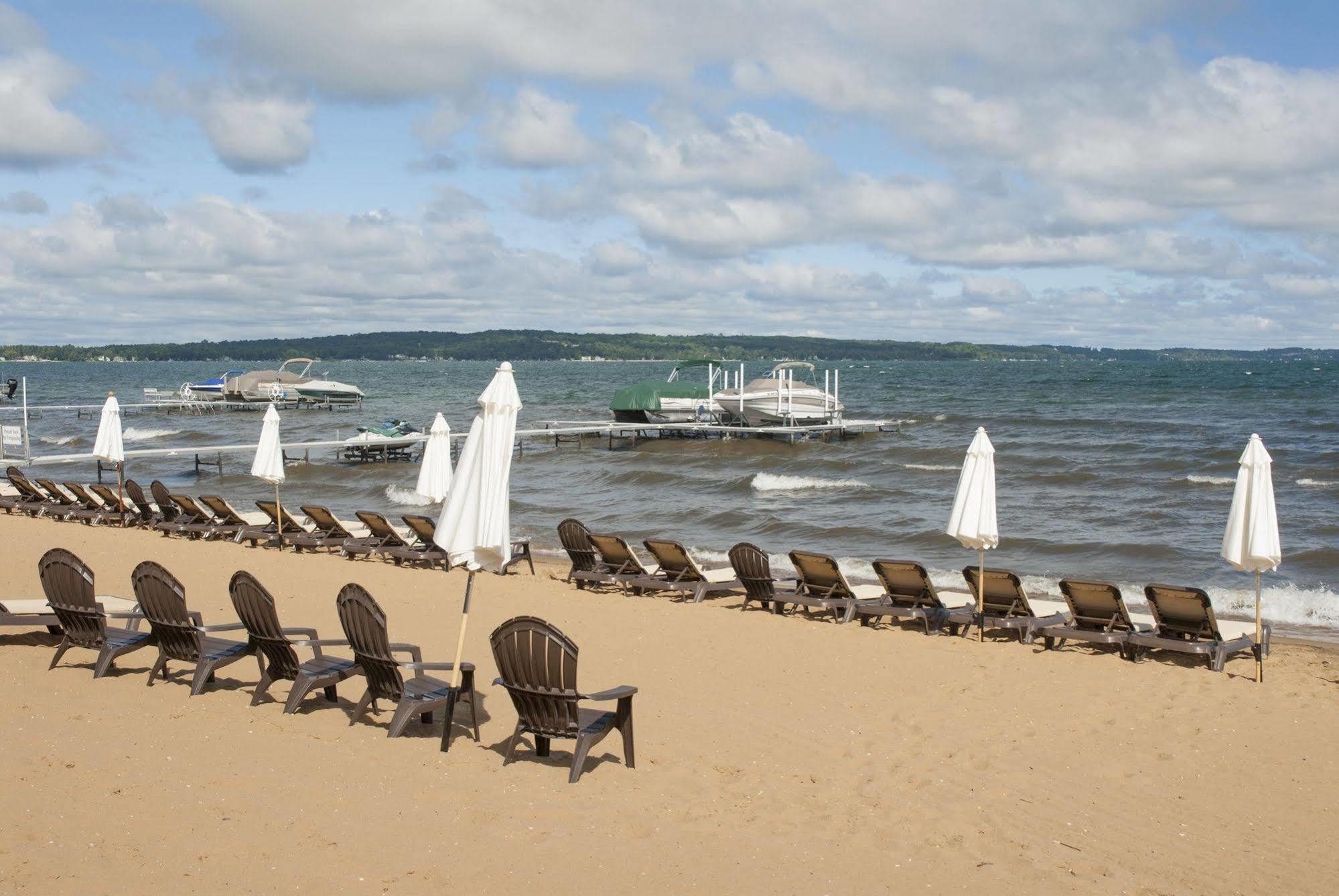 Grand Beach Resort Hotel Траверс-Сіті Екстер'єр фото